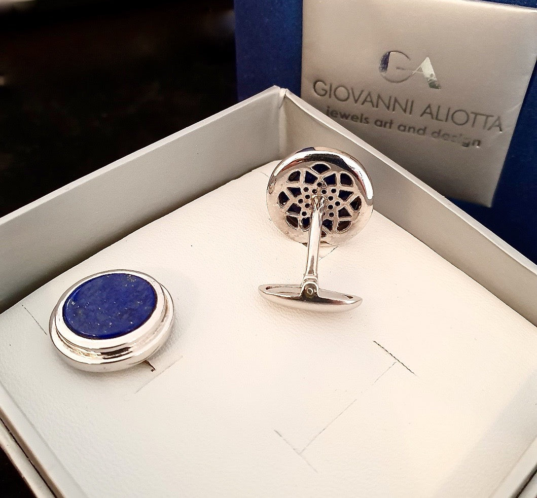 Una Coppia Di Gemelli Classici Con Strass Neri Per L'uso Una Coppia Di Gemelli Classici Con Strass Neri Per L'uso